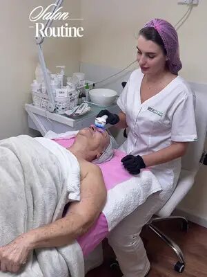 Наша косметолог — Аня 🫶🏻 Забота и профессионализм — это точно про неё! В её руках вы почувствуете себя ухоженной, красивой и уверенной женщиной ♥️ #салонмаринакоган #косметологбялик #косметологизраиль #чисткалицакрает #лучшийсалонкрасоты